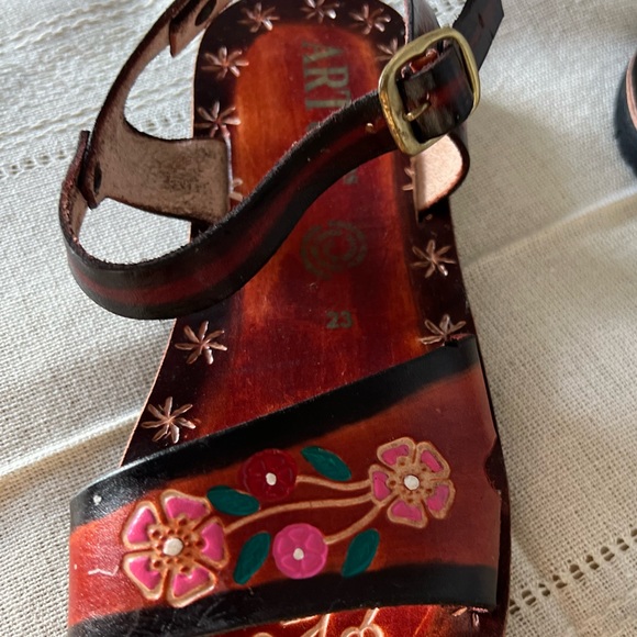 Beautifully handcrafted sandals by Artesanos de Ceja - Picture 4 of 9